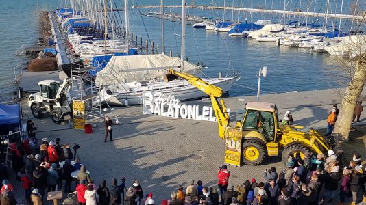 A Magyar Nemzeti Cirkusz bemutatót tartott a balatonlellei kikötőben