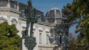 keszthely-festetics-gyorgy-allo-szobra1-kastely-csodalatosbalaton.hu