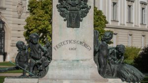 keszthely-festetics-gyorgy-allo-szobra2-kastely-csodalatosbalaton.hu