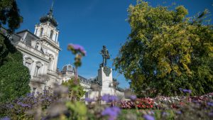 keszthely-festetics-gyorgy-allo-szobra3-kastely-csodalatosbalaton.hu