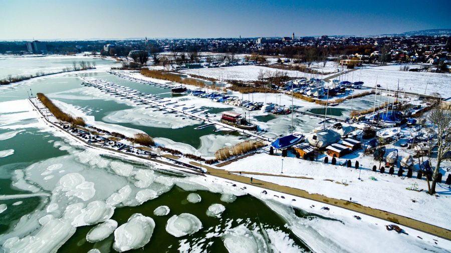 Fantasztikus jeges drónfotók a keszthelyi kikötőről