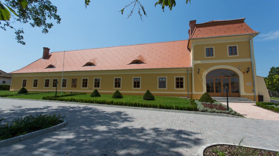 Bél Mátyás Látogatóközpont és Vendégház