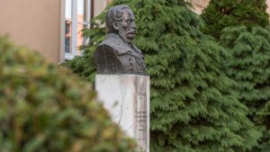 keszthely-csany-laszlo-mellszobra3-csodalatosbalaton.hu