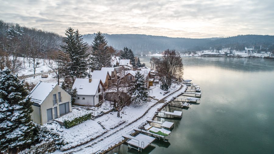 Drónfotókon a mesevilággá változott, hóval borított Orfű és a Pécsi-tó