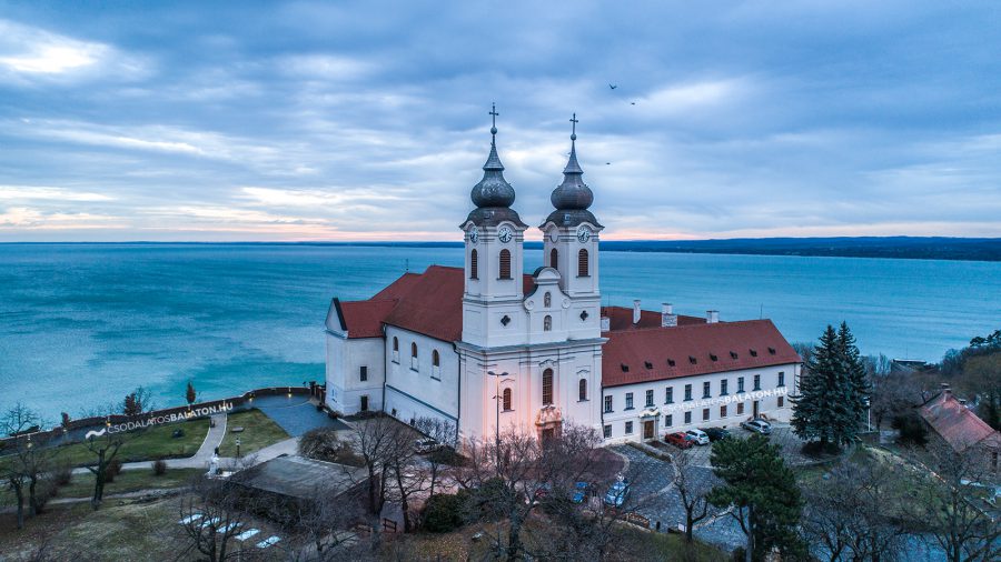 Tihany, az apátság, a napfelkelte és a téli napforduló 20 drónfotón