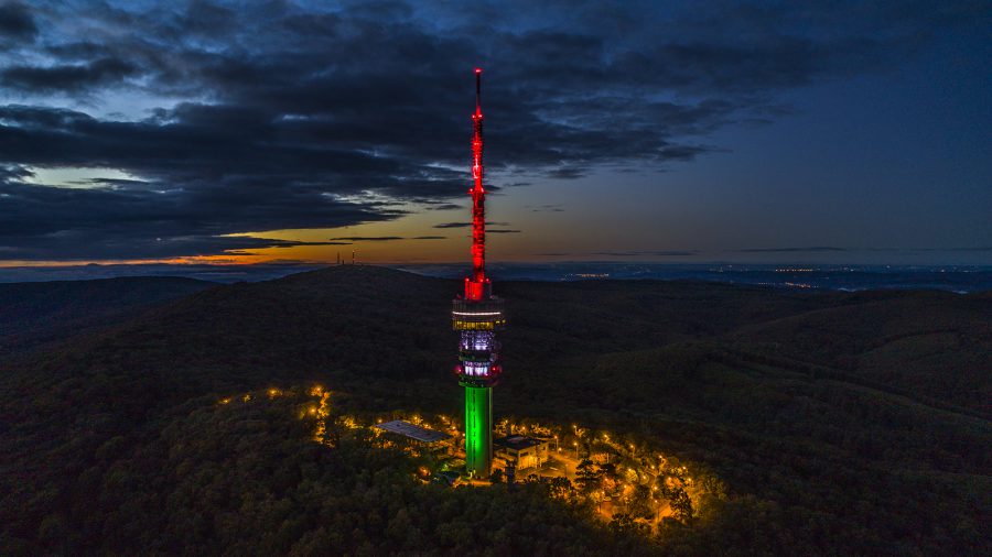 Viharfelhős drónfotók Magyarország legmagasabb épületéről, a Pécsi Tv-toronyról