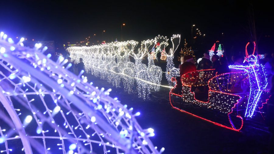 Több mint 96 ezer led világítja meg Szerencsen a mikulás szánját