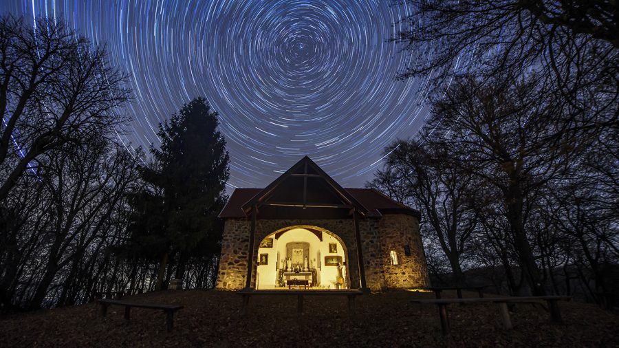 Fénycsíkot rajzolnak a csillagok a Karancs-hegyi kápolna felett