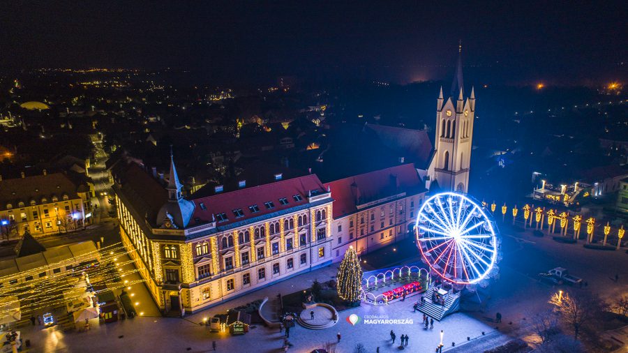 21 méter magas óriáskerékből csodálhatjuk Keszthely adventi fényeit