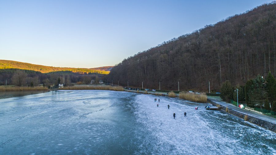 Drónfotókon Orfű és a befagyott Pécsi-tó, amelyet korcsolyázók vettek birtokba