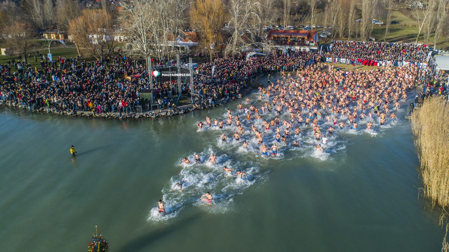 Szigligeten rekord sokan fürödtek a 2 fokos Balatonban 2020 első napján
