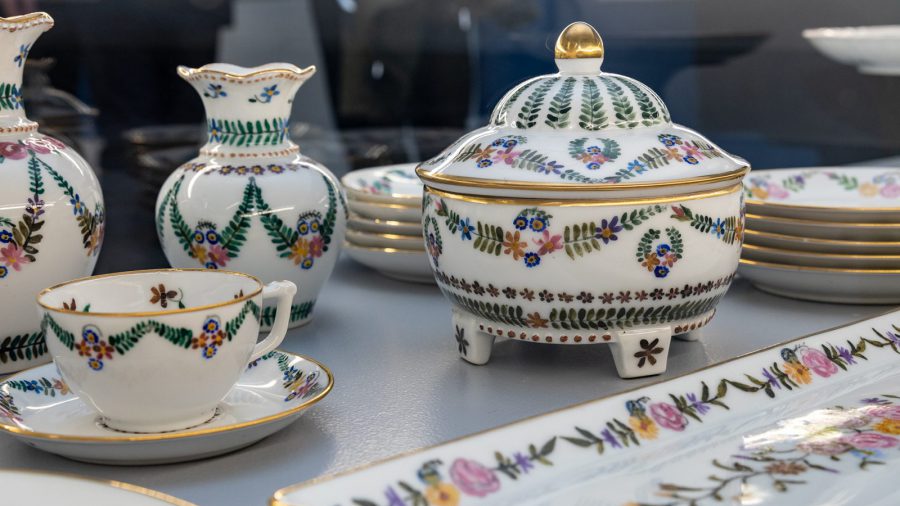 Eladja az állam a Hollóházi Porcelángyárat