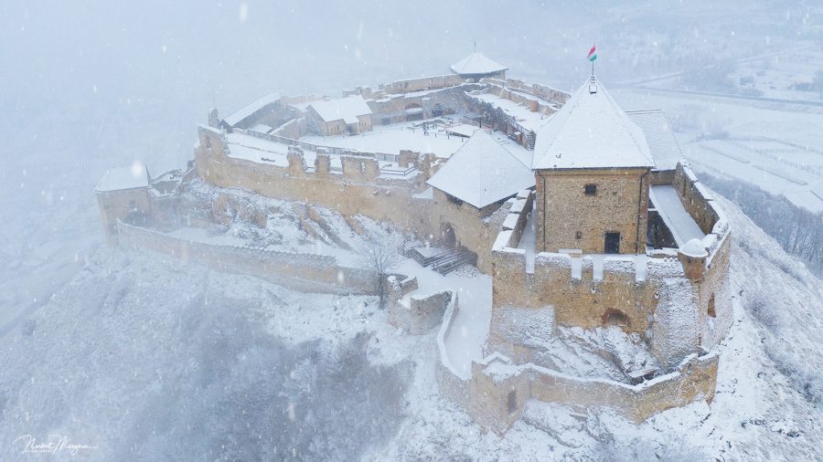 Téli álom: káprázatos havas drónfotókon a Sümegi vár