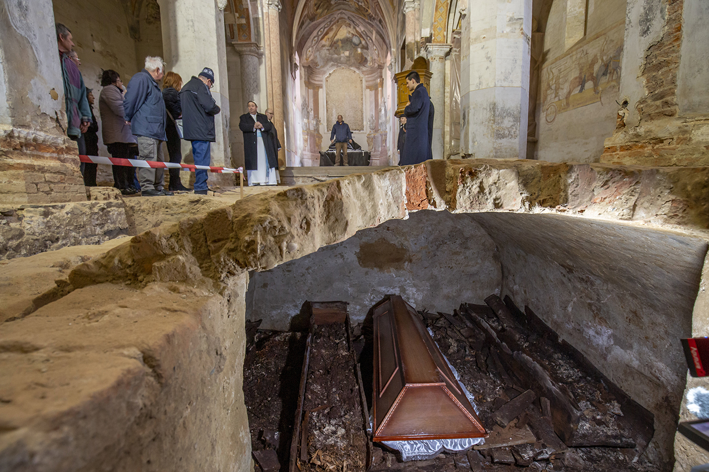 Mittelalterliche Grabkammer in einer Kirche im Komitat Zala entdeckt 