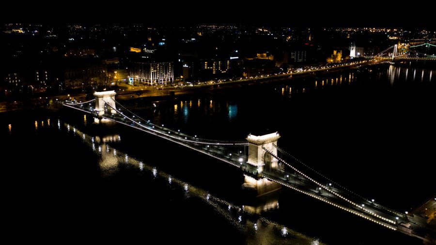 4U - Érted, Értetek! Így üzennek a kiürült budapesti hotelek fényei