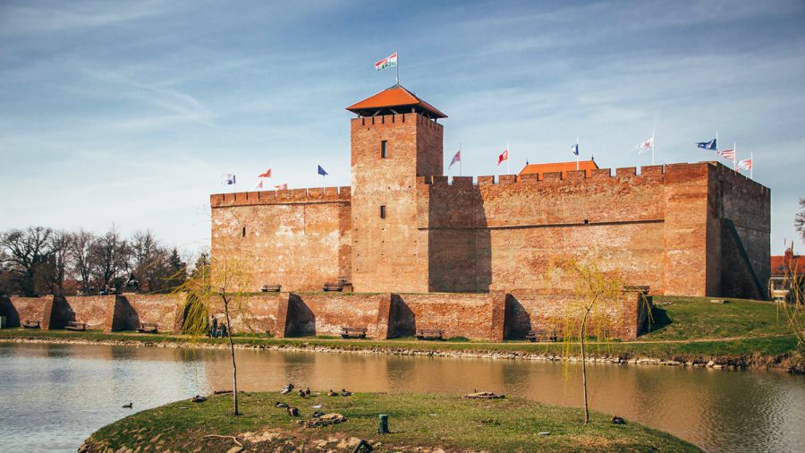 Online tárlatvezetés indult a gyulai várban és az Almásy-kastélyban
