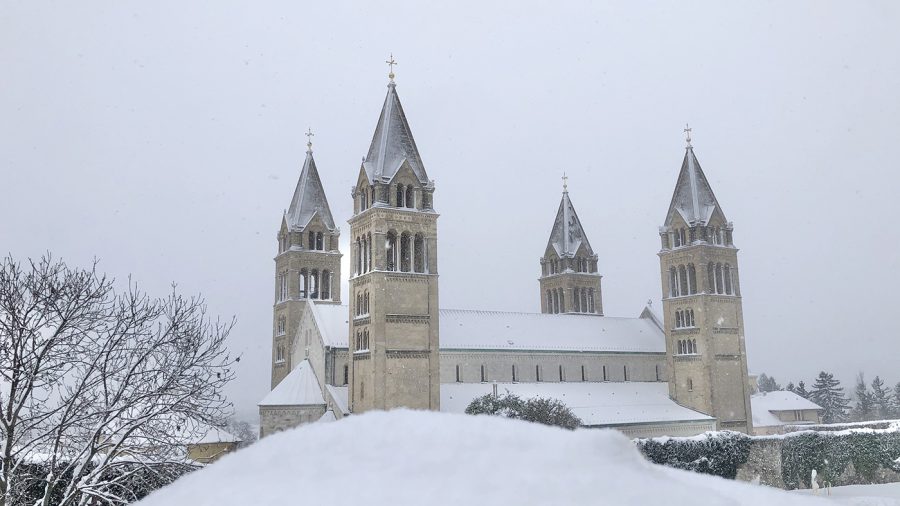 Megérkezett a márciusi hó: fehérbe borult Pécs és a Mecsek