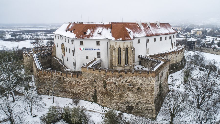 A hóval borított közel 800 éves Siklósi vár a március egyik csodája
