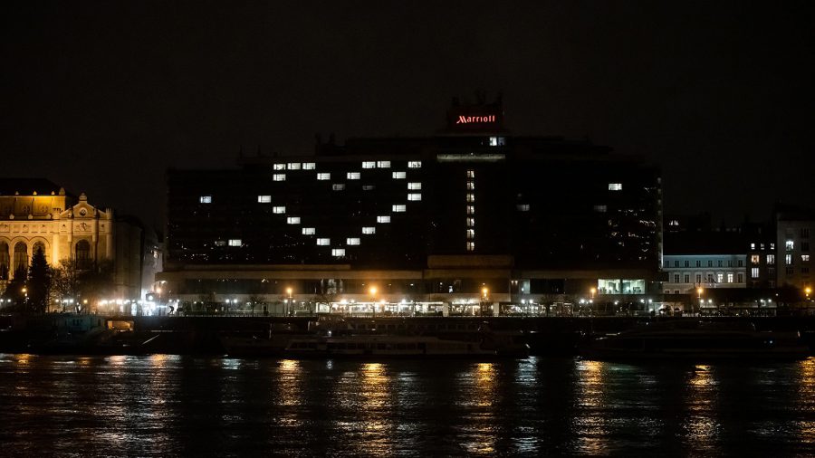 Szív alakban kivilágított ablakokkal üzennek az egészségügynek a budapesti hotelek