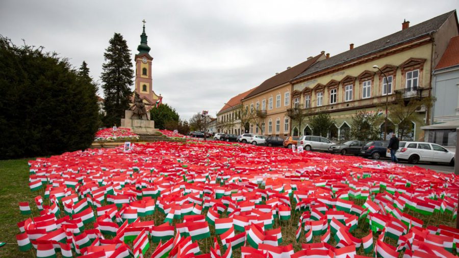 Több mint tízezer zászló díszíti március 15-én Nagykanizsát