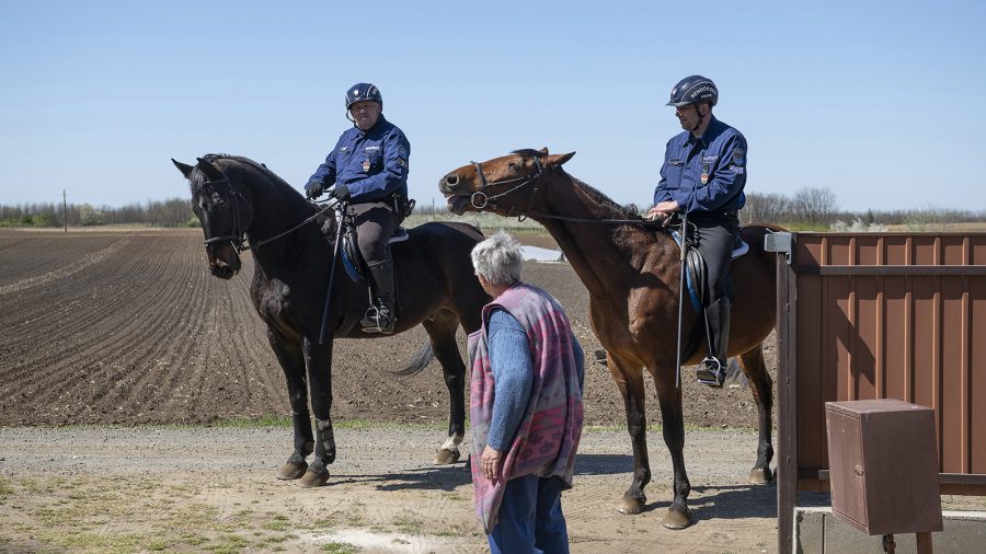 Lovas rendőrjárőrök segítik a nyírségi bokortanyákban élőket