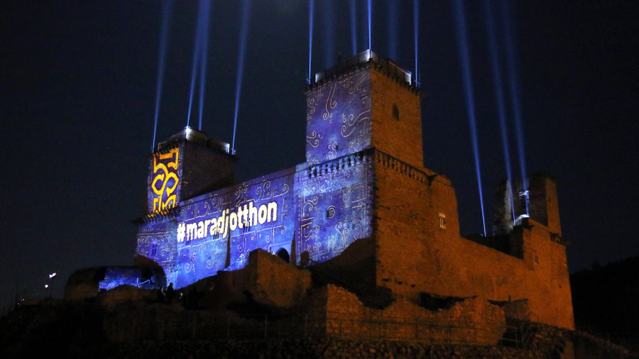 Látványos fényfestéssel üzeni a Diósgyőri vár, hogy #MaradjOtthon