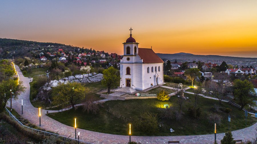 Hajnali drónfotókon Pécs legszebb fekvésű temploma