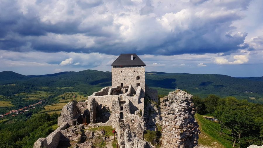 Regéc vára, a Zempléni-hegység kettős csúcsán elterülő várkastély