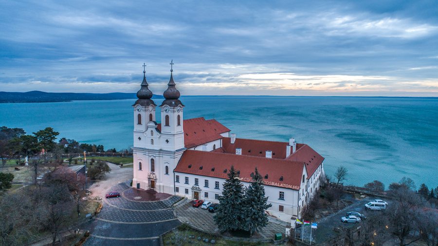 Tihany lezárta a település parkolóit a kirándulók nagy száma miatt