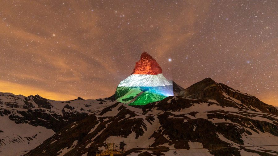 Magyar nemzeti színekben pompázott a Matterhorn 4478 méteres hegycsúcsa