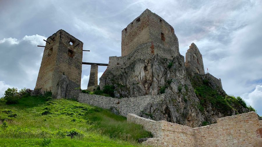 A több mint 700 éves cseszneki vár romos állapotában is lenyűgöző látvány