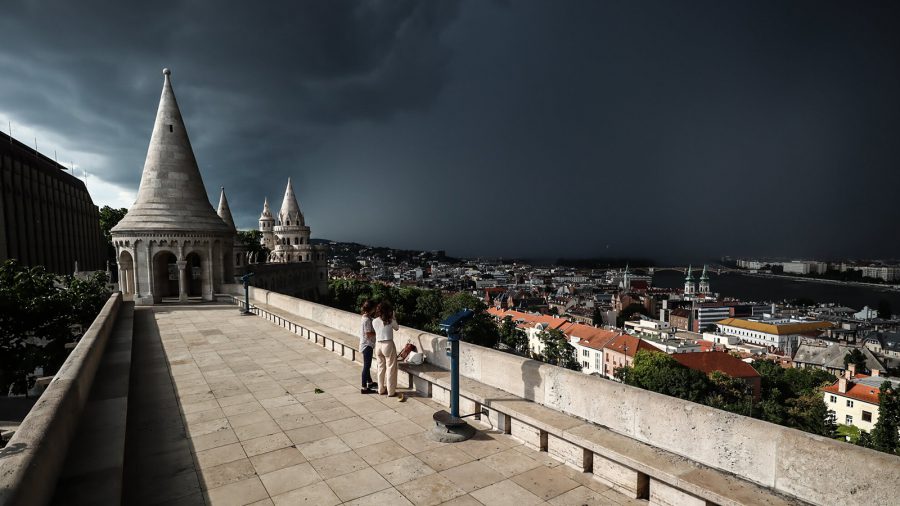 Káprázatos viharfotókon a sötétbe borult Budapest