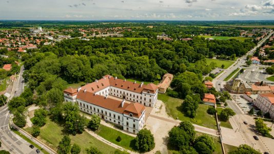 Egy vár alapjaira emelték Pápán fényűző otthonukat az Esterházyiak