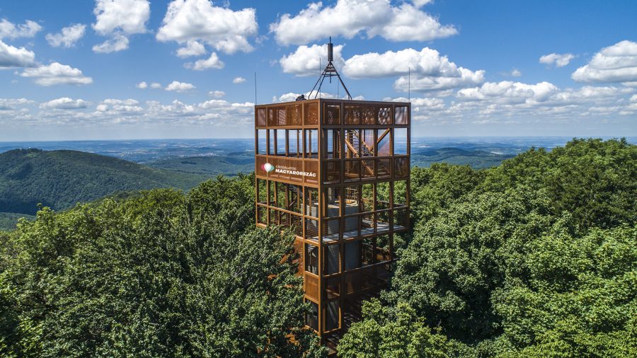 A Zengő 682 méteres csúcsán, 22 méter magas, hétemeletes kilátó épült