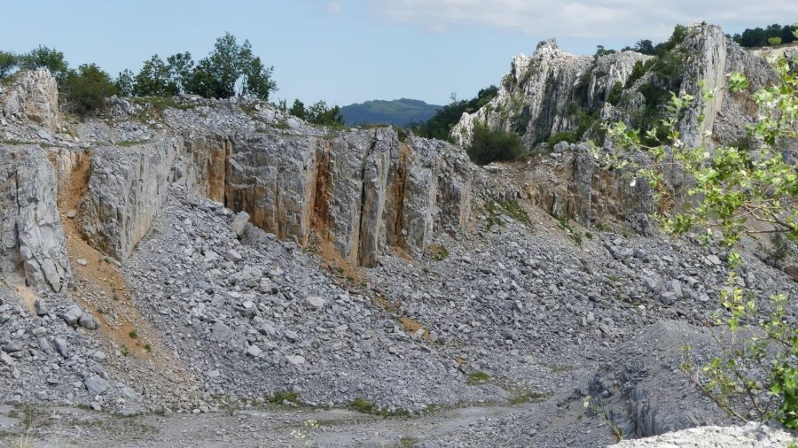 A tarajosra bányászott Bélkő fehér sziklái