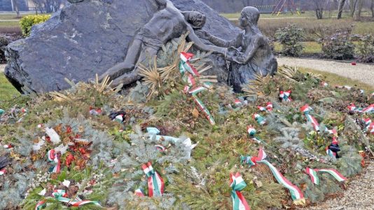 Az ’56-os sortűz áldozatainak emlékműve, Gyásztér Mosonmagyaróvár