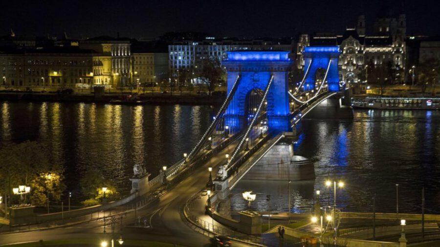Kék színt öltenek Budapest nevezetességei szeptember 10-én este
