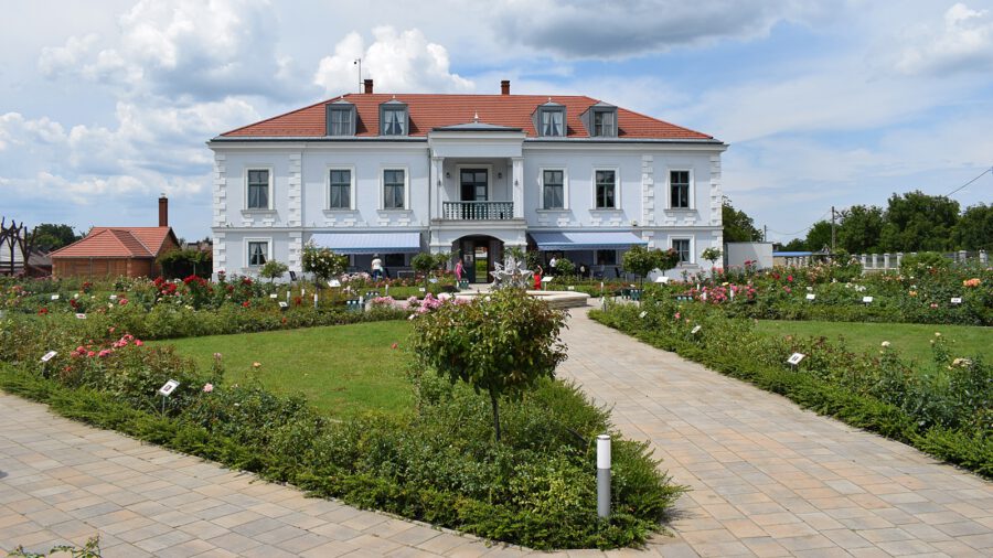 A csodálatos Luby-kastély és Rosarium Nagyaron