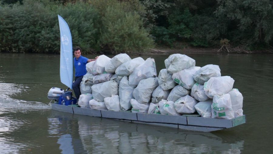 5 tonna hulladékot gyűjtöttek össze a Bodrogon a Pet Kupa versenyén