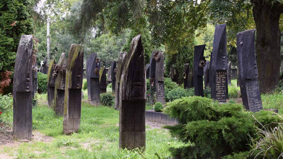 Szatmárcsekén található hazánk egyik legkülönlegesebb temetője