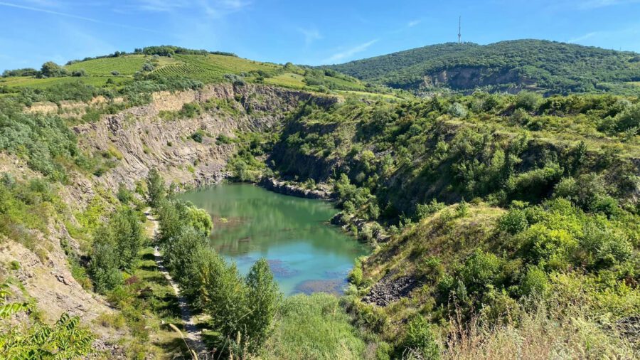 A Tarcali bányató és az Áldó Krisztus szobor
