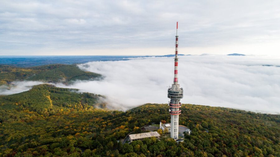 Drónfotókon az őszi ködtakaró fedte Pécs