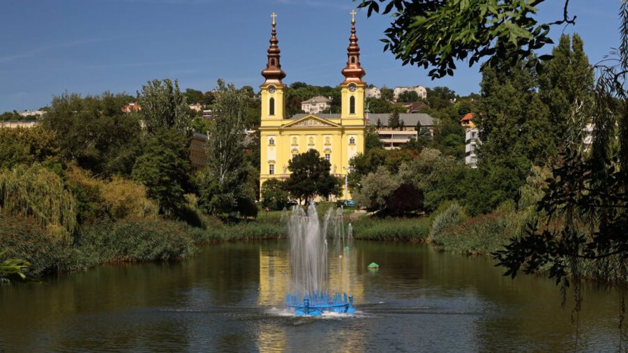 A Feneketlen-tóra néző kéttornyú Szent Imre-templom