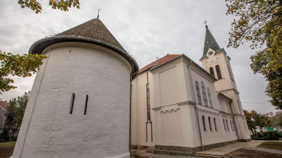Megáldották a mintegy 30 millió forintból felújított kiszombori körtemplomot