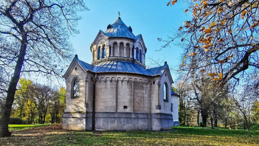 Egy ősi magyar falu ékei: a dobozi Szent Kereszt-kápolna és a Wenckheim-kripta