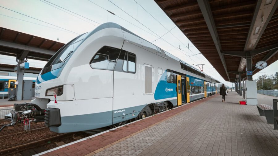 Hat emeletes vonat szállítja az utasokat a váci és a ceglédi vonalon