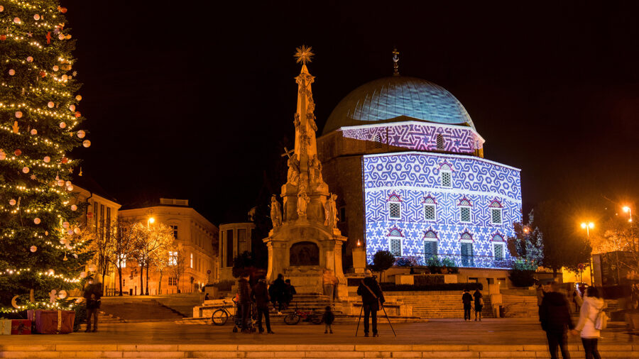 Gázi Kászim pasa dzsámiját fényfestés teszi ünnepivé Pécs főterén