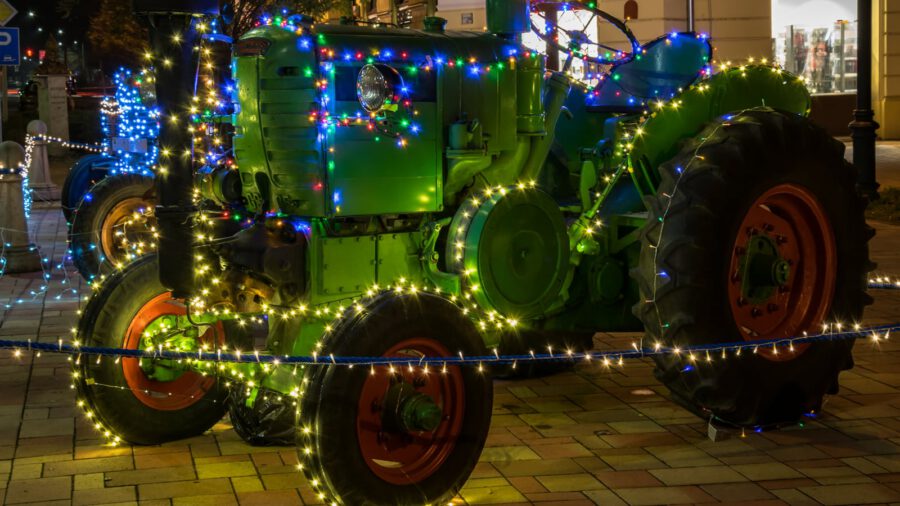 Adventi ünneplőt öltöttek a veterán traktorok Szarvason