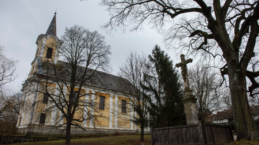 Felújítják a 18. században épült nagybörzsönyi Szent Miklós-templomot
