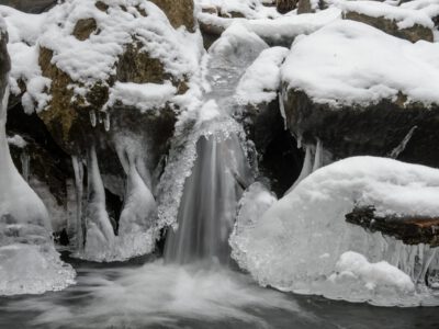 Az Ilona-völgyi vízesés jégbe dermedve.